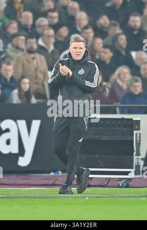 London Stadium, Stratford, Großbritannien. 10. März 2025. Eddie Howe (Manager Newcastle) applaudiert während des Premier League-Spiels zwischen West Ham United und Newcastle United im London Stadium, Stratford, am Montag, den 10. März 2025. (Foto: Kevin Hodgson | MI News) Credit: MI News & Sport /Alamy Live News Stockfoto
