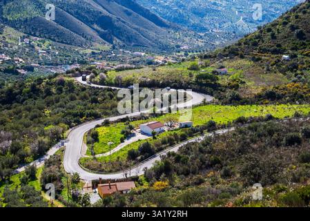 Bergstraße mit einem Hang und scharfen, gefährlichen Kurven in Ventas de Zafarraya. Stockfoto