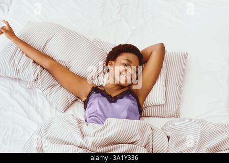 Faulheit und guten Morgen, am Sonntagmorgen schlafen und Urlaub genießen Stockfoto