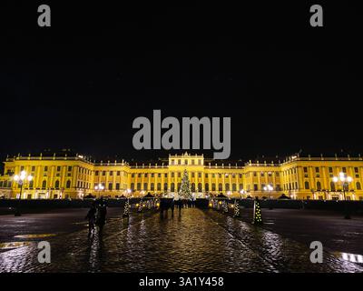 Wien, Österreich - 14. Dezember 2023: Schloss Schönbrunn beleuchtet nachts mit Weihnachtslichtern, Wien, Österreich Stockfoto