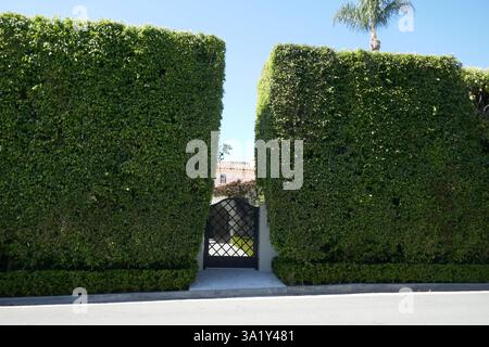 Beverly Hills, Kalifornien, USA 9. März 2025 Schauspieler Paul Hogan, Schauspielerin Linda Kozlowski und Modedesigner Stan Herman, ehemaliges Haus in der 1109 Tower Road am 9. März 2025 in Beverly Hills, Kalifornien, USA. Foto: Barry King/Alamy Stock Photo Stockfoto