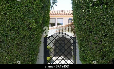 Beverly Hills, Kalifornien, USA 9. März 2025 Schauspieler Paul Hogan, Schauspielerin Linda Kozlowski und Modedesigner Stan Herman, ehemaliges Haus in der 1109 Tower Road am 9. März 2025 in Beverly Hills, Kalifornien, USA. Foto: Barry King/Alamy Stock Photo Stockfoto