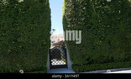 Beverly Hills, Kalifornien, USA 9. März 2025 Schauspieler Paul Hogan, Schauspielerin Linda Kozlowski und Modedesigner Stan Herman, ehemaliges Haus in der 1109 Tower Road am 9. März 2025 in Beverly Hills, Kalifornien, USA. Foto: Barry King/Alamy Stock Photo Stockfoto