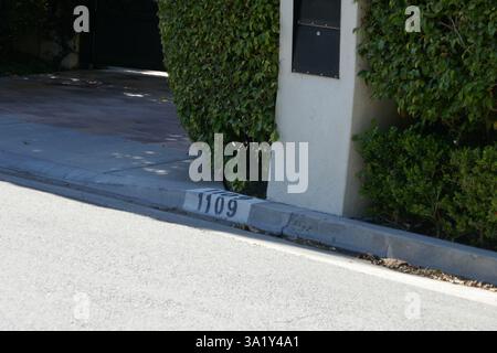 Beverly Hills, Kalifornien, USA 9. März 2025 Schauspieler Paul Hogan, Schauspielerin Linda Kozlowski und Modedesigner Stan Herman, ehemaliges Haus in der 1109 Tower Road am 9. März 2025 in Beverly Hills, Kalifornien, USA. Foto: Barry King/Alamy Stock Photo Stockfoto