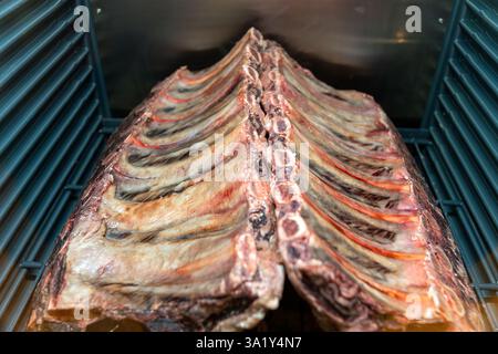 Marmor-Rindfleisch, trocken gereift, liegt im Kühlschrank eines Restaurants. Trocken gereiftes Rindfleisch, trocken gereift, monatelang im Kühlschrank gehängt. Stockfoto