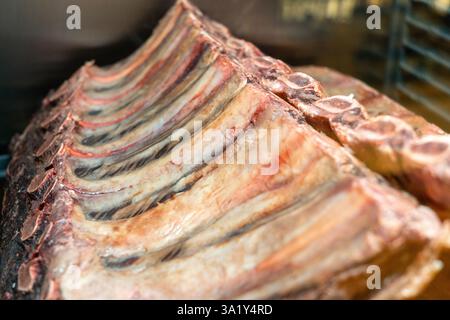 Marmor-Rindfleisch, trocken gereift, liegt im Kühlschrank eines Restaurants. Trocken gereiftes Rindfleisch, trocken gereift, monatelang im Kühlschrank gehängt. Stockfoto