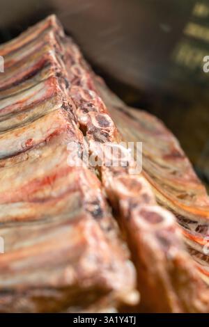 Marmor-Rindfleisch, trocken gereift, liegt im Kühlschrank eines Restaurants. Trocken gereiftes Rindfleisch, trocken gereift, monatelang im Kühlschrank gehängt. Stockfoto