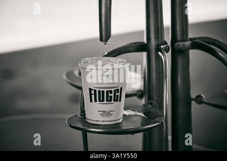 Ein Tropfen Fiuggi-Wasser, das direkt aus der Quelle von Bonifacio stammt und anmutig in ein Glas eindringt, das bereits mit der reinsten Erfrischung der Natur gefüllt ist. Stockfoto