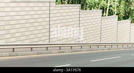 Moderne Straße in der Stadt in der Nähe des großen grünen Parks Stockfoto