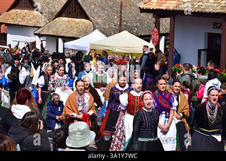 Das Osterfest In Hollókő, Ungarn. Historisches Dorf, traditionelle Volkstrachten und kulturelles Erbe. Bunte Tücher, singen und feiern. Stockfoto