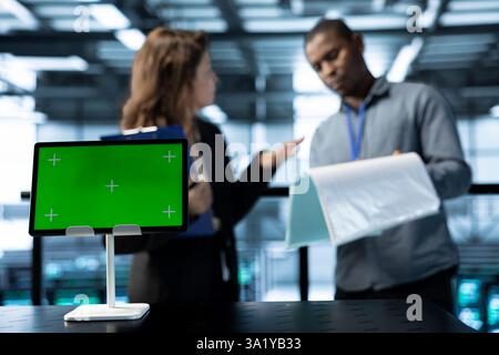 Mockup Tablet, das von Rechenzentrumsingenieuren bei der Überprüfung der Gerätediagnose verwendet wird. Nahaufnahme eines Geräts mit isoliertem Bildschirm, das von Mitarbeitern verwendet wird, die die Konfiguration des Serverraums anpassen Stockfoto