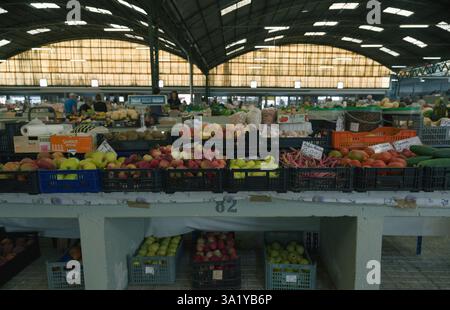 Eine lebhafte Auswahl an frischem Obst, Gemüse und lokalen Produkten erfüllt die belebten Stände des städtischen Marktes Stockfoto
