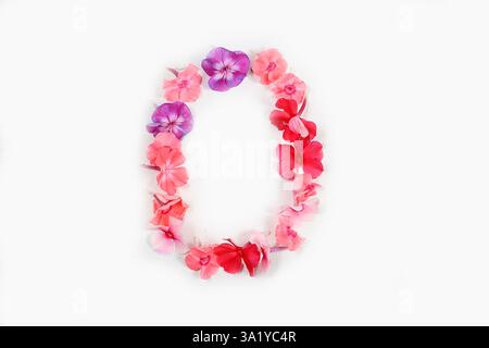 Buchstabe O aus frischen Blumen. Konzept der Blumenschrift. Einzigartige Sammlung von Buchstaben und Zahlen für Design. Frühling, Sommer, Herbst und Valentinstag Stockfoto