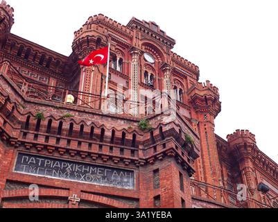 Private Fener griechische Gymnasium mit türkischer Flagge, byzantinischer Architektur und griechischer Inschrift. Instabul, Türkei Stockfoto