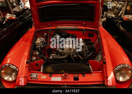 Limassol, Zypern, 19. Dezember 2024: MGB GT British Layland, offene Motorhaube (Motorhaube) im Cyprus Motor Museum Stockfoto