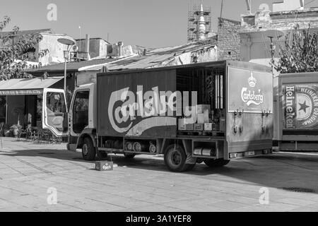 Carlsberg Goods Merchandise, ein dänisches multinationales Brauereiunternehmen mit Lieferwagen Old Town, Limassol Center für Restaurants in Schwarz-weiß Stockfoto