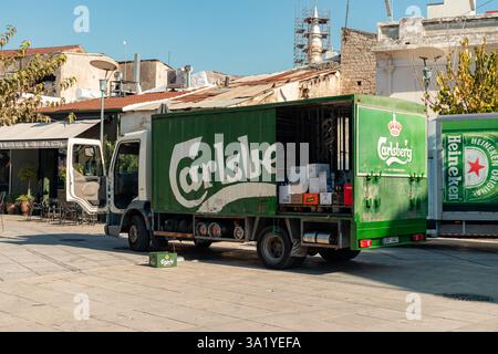Carlsberg Goods Merchandise, ein dänisches multinationales Brauereiunternehmen mit Lieferwagen Old Town, Limassol Zentrum für Restaurants Stockfoto
