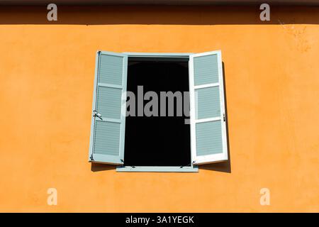 Fensterläden im klassischen europäischen Stil Stockfoto