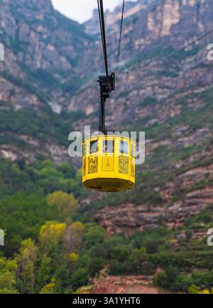 MONTSERRAT, SPANIEN - 28. Oktober 2024: Skylift zur Abtei Santa Maria de Montserrat Stockfoto