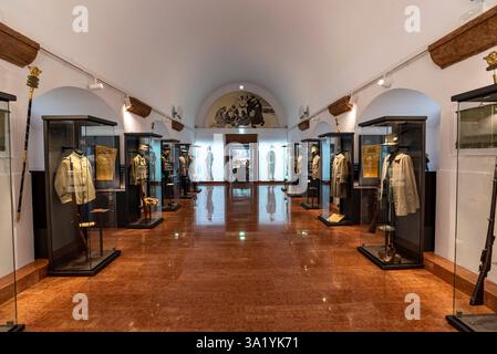 Szenen im Militärmuseum von Doss Trento und Alpini. Trient, Italien Stockfoto