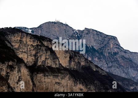 Szenen im Militärmuseum von Doss Trento und Alpini. Trient, Italien Stockfoto