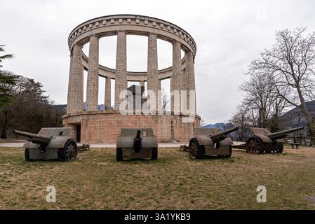 Szenen im Militärmuseum von Doss Trento und Alpini. Trient, Italien Stockfoto