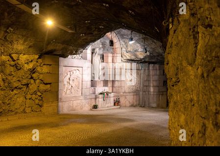 Szenen im Militärmuseum von Doss Trento und Alpini. Trient, Italien Stockfoto