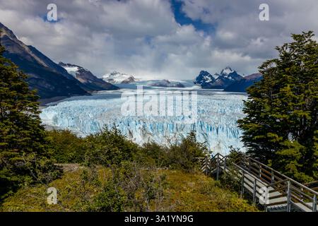Perito Moreno Blue Ice Glacier Nationalpark in Argentinien. Riesige Eisberge und Eiswände mit Rissen, Spalten und herabfallenden Blöcken. Gletscher in Patagonien Stockfoto