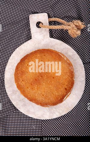 Dessert aus gebackenem Brotteig, eingeweicht in Zuckersirup, serviert mit frischer Sahne, ekmek kadayifi, traditionellem ramadan und Festessen Dessert. Stockfoto