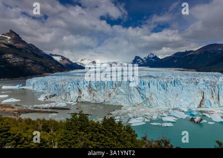 Perito Moreno Blue Ice Glacier Nationalpark in Argentinien. Riesige Eisberge und Eiswände mit Rissen, Spalten und herabfallenden Blöcken. Gletscher in Patagonien Stockfoto