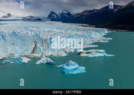 Perito Moreno Blue Ice Glacier Nationalpark in Argentinien. Riesige Eisberge und Eiswände mit Rissen, Spalten und herabfallenden Blöcken. Gletscher in Patagonien Stockfoto