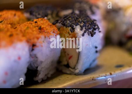 Verschiedene Sushi-Rolls: Eine kulinarische Vielfalt an Sushi-Brötchen, die vor Geschmack und Farbe strotzen Stockfoto