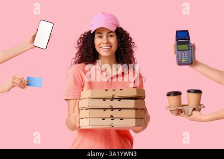 Afroamerikanische Kurierin hält Kartons mit leckerer Pizza und Händen mit Kaffeetassen, Kreditkarte, Zahlungsterminal und Handy Stockfoto