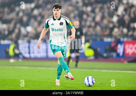London Stadium, Stratford, Großbritannien. 10. März 2025. Tino Livramento (21 Newcastle) gibt den Ball während des Premier League-Spiels zwischen West Ham United und Newcastle United im London Stadium, Stratford, am Montag, den 10. März 2025. (Foto: Kevin Hodgson | MI News) Credit: MI News & Sport /Alamy Live News Stockfoto