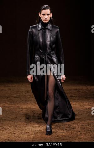 Paris, Frankreich. März 2025. HERMÃS Herbst-Winter 2025 Laufsteg während der Pariser Fashion Week am 2025. März - Paris, Frankreich 08/03/2025 Credit: dpa/Alamy Live News Stockfoto