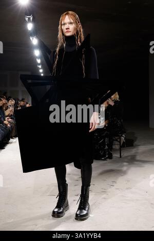 Paris, Frankreich. März 2025. JUNYA WATANABE Herbst-Winter 2025 Runway während der Pariser Fashion Week am 2025. März - Paris, Frankreich 08/03/2025 Credit: dpa/Alamy Live News Stockfoto