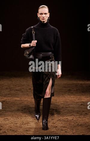 Paris, Frankreich. März 2025. HERMÃS Herbst-Winter 2025 Laufsteg während der Pariser Fashion Week am 2025. März - Paris, Frankreich 08/03/2025 Credit: dpa/Alamy Live News Stockfoto