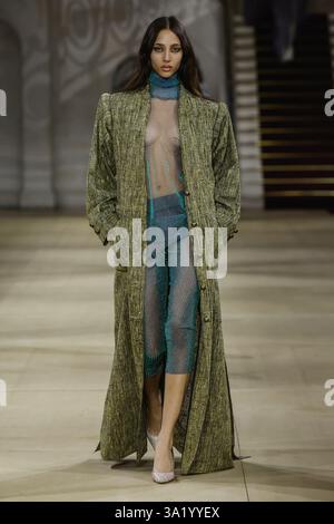 Paris, Frankreich. März 2025. VIVIENNE WESTWOOD Herbst-Winter 2025 Runway während der Pariser Fashion Week am 2025. März - Paris, Frankreich 08/03/2025 Credit: dpa/Alamy Live News Stockfoto