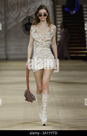 Paris, Frankreich. März 2025. VIVIENNE WESTWOOD Herbst-Winter 2025 Runway während der Pariser Fashion Week am 2025. März - Paris, Frankreich 08/03/2025 Credit: dpa/Alamy Live News Stockfoto