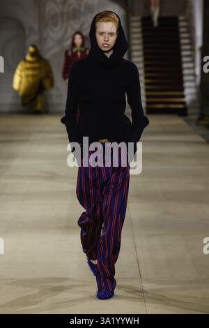 Paris, Frankreich. März 2025. VIVIENNE WESTWOOD Herbst-Winter 2025 Runway während der Pariser Fashion Week am 2025. März - Paris, Frankreich 08/03/2025 Credit: dpa/Alamy Live News Stockfoto