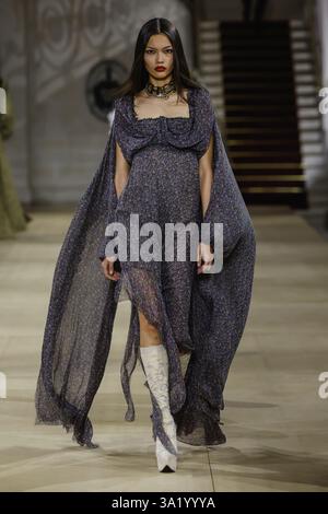 Paris, Frankreich. März 2025. VIVIENNE WESTWOOD Herbst-Winter 2025 Runway während der Pariser Fashion Week am 2025. März - Paris, Frankreich 08/03/2025 Credit: dpa/Alamy Live News Stockfoto
