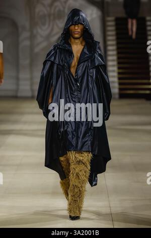 Paris, Frankreich. März 2025. VIVIENNE WESTWOOD Herbst-Winter 2025 Runway während der Pariser Fashion Week am 2025. März - Paris, Frankreich 08/03/2025 Credit: dpa/Alamy Live News Stockfoto