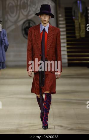 VIVIENNE WESTWOOD Herbst-Winter 2025 Landebahn während der Pariser Fashion Week am 2025. März - Paris, Frankreich 08/03/2025 Stockfoto
