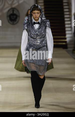 Paris, Frankreich. März 2025. VIVIENNE WESTWOOD Herbst-Winter 2025 Runway während der Pariser Fashion Week am 2025. März - Paris, Frankreich 08/03/2025 Credit: dpa/Alamy Live News Stockfoto