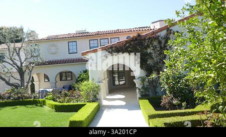 Beverly Hills, Kalifornien, USA 9. März 2025 Schauspieler Paul Hogan, Schauspielerin Linda Kozlowski und Modedesigner Stan Herman, ehemaliges Haus in der 1109 Tower Road am 9. März 2025 in Beverly Hills, Kalifornien, USA. Foto: Barry King/Alamy Stock Photo Stockfoto