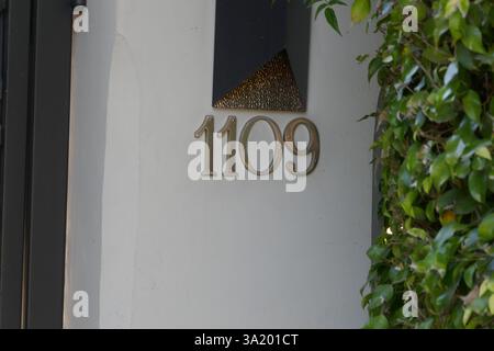 Beverly Hills, Kalifornien, USA 9. März 2025 Schauspieler Paul Hogan, Schauspielerin Linda Kozlowski und Modedesigner Stan Herman, ehemaliges Haus in der 1109 Tower Road am 9. März 2025 in Beverly Hills, Kalifornien, USA. Foto: Barry King/Alamy Stock Photo Stockfoto