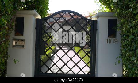 Beverly Hills, Kalifornien, USA 9. März 2025 Schauspieler Paul Hogan, Schauspielerin Linda Kozlowski und Modedesigner Stan Herman, ehemaliges Haus in der 1109 Tower Road am 9. März 2025 in Beverly Hills, Kalifornien, USA. Foto: Barry King/Alamy Stock Photo Stockfoto