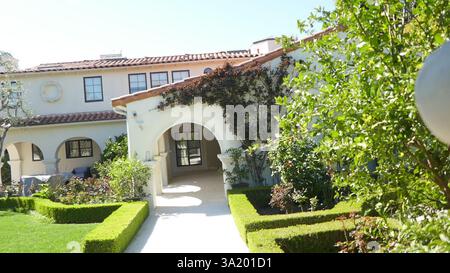 Beverly Hills, Kalifornien, USA 9. März 2025 Schauspieler Paul Hogan, Schauspielerin Linda Kozlowski und Modedesigner Stan Herman, ehemaliges Haus in der 1109 Tower Road am 9. März 2025 in Beverly Hills, Kalifornien, USA. Foto: Barry King/Alamy Stock Photo Stockfoto