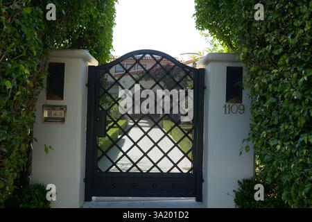 Beverly Hills, Kalifornien, USA 9. März 2025 Schauspieler Paul Hogan, Schauspielerin Linda Kozlowski und Modedesigner Stan Herman, ehemaliges Haus in der 1109 Tower Road am 9. März 2025 in Beverly Hills, Kalifornien, USA. Foto: Barry King/Alamy Stock Photo Stockfoto