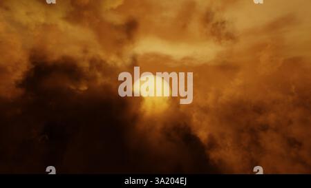 Der atemberaubende Sonnenuntergang erfüllt den Himmel mit warmen Goldtönen, während die Sonne hinter dicken Wolken untergeht und am Abend eine faszinierende Farbenpracht erzeugt. Stockfoto